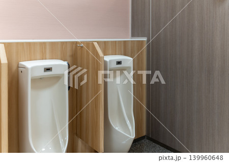 清潔感のある商業施設の男性用トイレ設備 清潔感のある商業施設の男性用トイレ設備 139960648