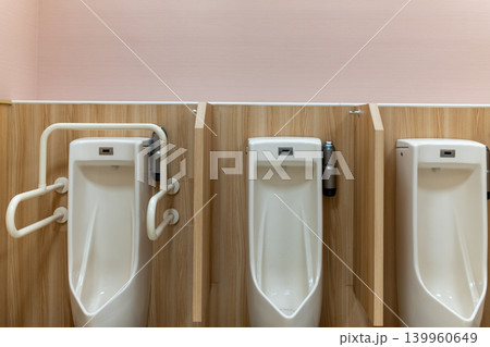 清潔感のある商業施設の男性用トイレ設備 139960649