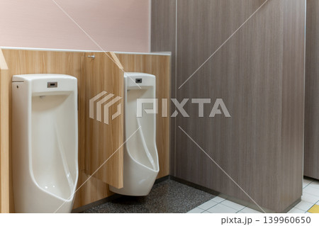 清潔感のある商業施設の男性用トイレ設備 139960650