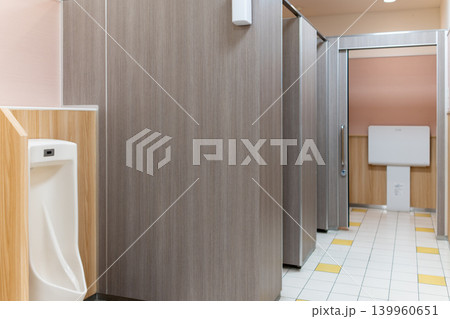 清潔感のある商業施設の男性用トイレ設備 清潔感のある商業施設の男性用トイレ設備 139960651