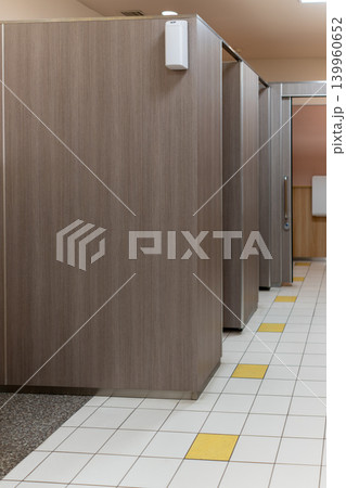 清潔感のある商業施設の男性用トイレ設備 139960652
