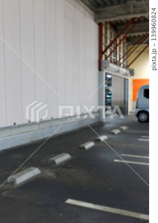 建物内の駐車スペースを写したアウトフォーカス写真 139960824