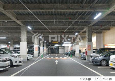建物内の駐車スペースを写したアウトフォーカス写真 139960836
