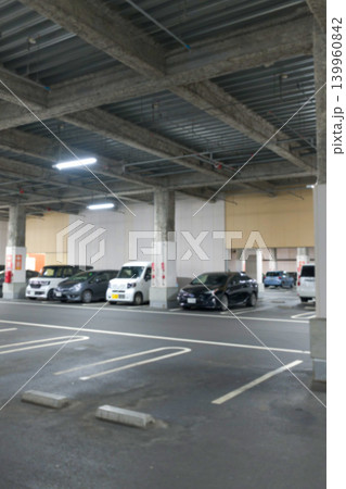 建物内の駐車スペースを写したアウトフォーカス写真 139960842