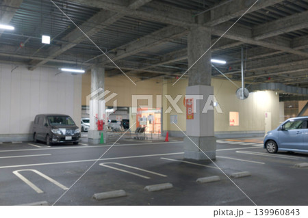 建物内の駐車スペースを写したアウトフォーカス写真 建物内の駐車スペースを写したアウトフォーカス写真 139960843