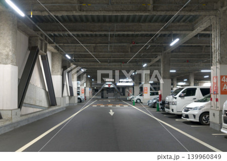 建物内の駐車スペースを写したアウトフォーカス写真 建物内の駐車スペースを写したアウトフォーカス写真 139960849