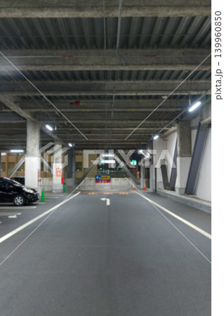 建物内の駐車スペースを写したアウトフォーカス写真 建物内の駐車スペースを写したアウトフォーカス写真 139960850