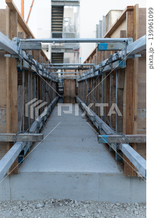 建設現場の木製型枠と金属製支保工のクローズアップ 建設現場の木製型枠と金属製支保工のクローズアップ 139961099