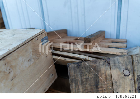 建築現場で再利用される木製パレットと木材資材 建築現場で再利用される木製パレットと木材資材 139961221