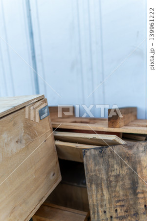 建築現場で再利用される木製パレットと木材資材 建築現場で再利用される木製パレットと木材資材 139961222