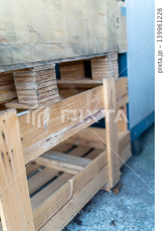 建築現場で再利用される木製パレットと木材資材 建築現場で再利用される木製パレットと木材資材 139961226
