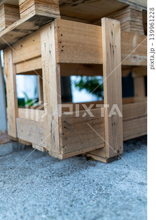 建築現場で再利用される木製パレットと木材資材 139961228