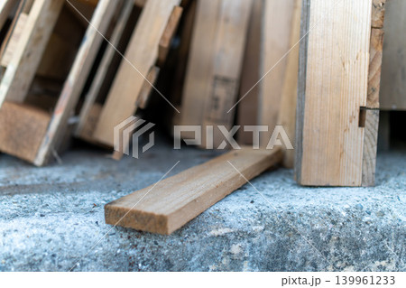 建築現場で再利用される木製パレットと木材資材 建築現場で再利用される木製パレットと木材資材 139961233