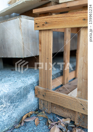 建築現場で再利用される木製パレットと木材資材 建築現場で再利用される木製パレットと木材資材 139961234