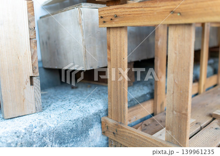 建築現場で再利用される木製パレットと木材資材 建築現場で再利用される木製パレットと木材資材 139961235