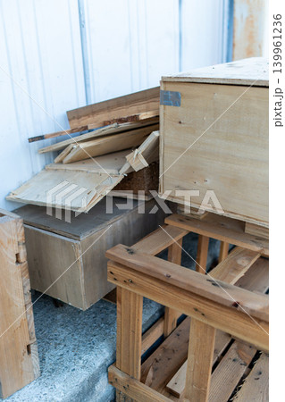 建築現場で再利用される木製パレットと木材資材 建築現場で再利用される木製パレットと木材資材 139961236