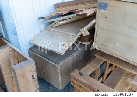 建築現場で再利用される木製パレットと木材資材 139961237