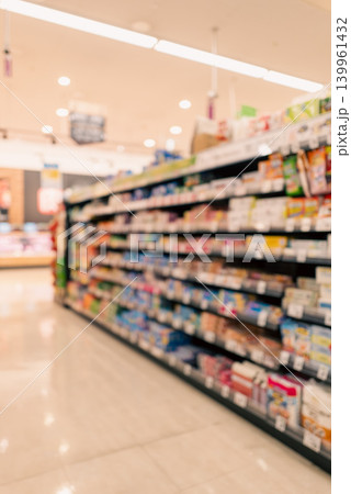 ぼかした食品売り場と商品棚のスーパーマーケット風景 ぼかした食品売り場と商品棚のスーパーマーケット風景 139961432