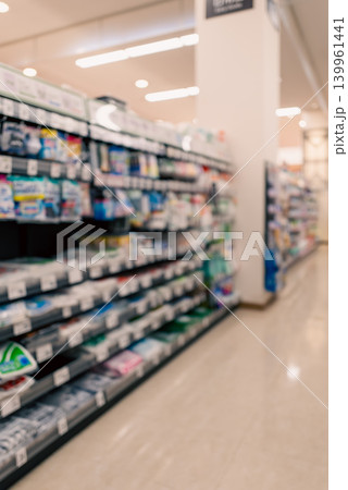ぼかした食品売り場と商品棚のスーパーマーケット風景 ぼかした食品売り場と商品棚のスーパーマーケット風景 139961441