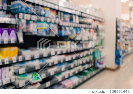 ぼかした食品売り場と商品棚のスーパーマーケット風景 ぼかした食品売り場と商品棚のスーパーマーケット風景 139961442