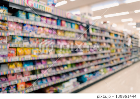 ぼかした食品売り場と商品棚のスーパーマーケット風景 ぼかした食品売り場と商品棚のスーパーマーケット風景 139961444