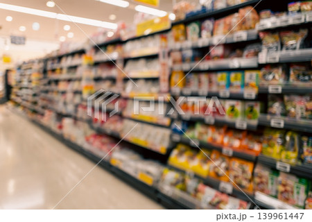 ぼかした食品売り場と商品棚のスーパーマーケット風景 ぼかした食品売り場と商品棚のスーパーマーケット風景 139961447