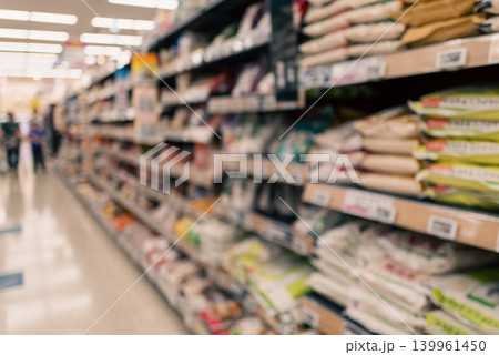 ぼかした食品売り場と商品棚のスーパーマーケット風景 139961450