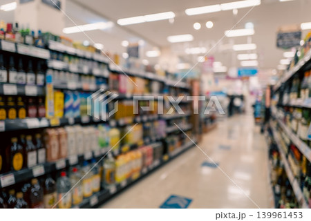 ぼかした食品売り場と商品棚のスーパーマーケット風景 139961453