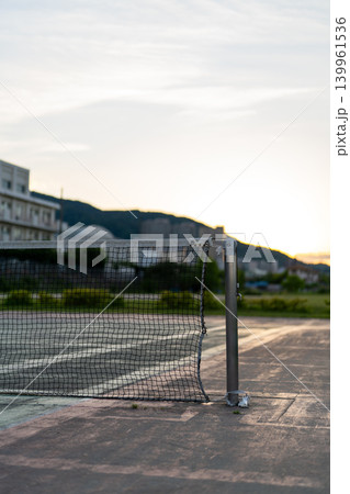 夕暮れの河川敷にある無人のテニスコート 夕暮れの河川敷にある無人のテニスコート 139961536