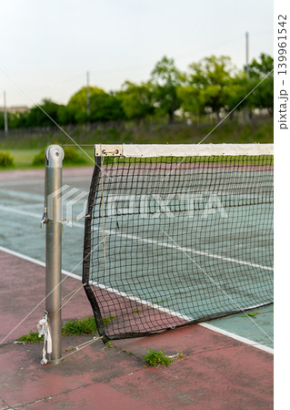 夕暮れの河川敷にある無人のテニスコート 夕暮れの河川敷にある無人のテニスコート 139961542