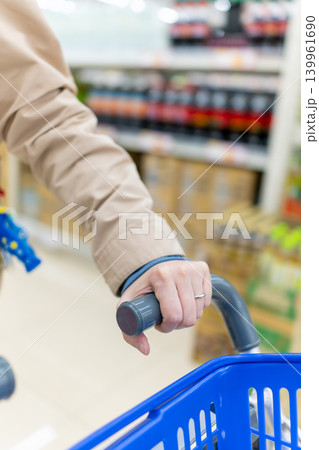 スーパーマーケットでの買い物をイメージした生活素材 139961690