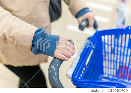 スーパーマーケットでの買い物をイメージした生活素材 スーパーマーケットでの買い物をイメージした生活素材 139961700