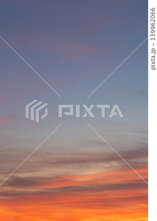 オレンジ色に染まるドラマチックな夕空_縦 139962066
