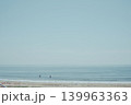 波待ちするサーファーと海風景 139963363
