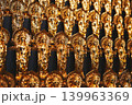 たくさん並んだ金の仏像 139963369