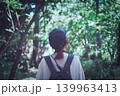 木々を見上げる女性後ろ姿 139963413