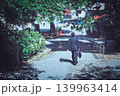 公園を歩くビジネスマン後ろ姿 139963414