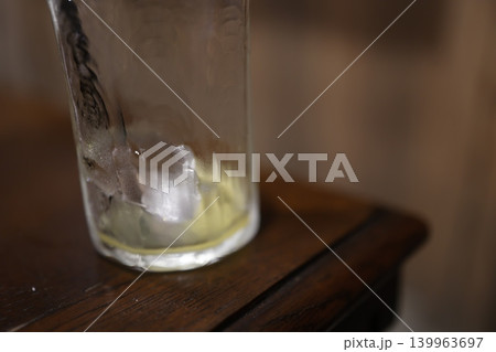 完飲したジュースのグラス。溶けた氷と残された水。 完飲したジュースのグラス。溶けた氷と残された水。 139963697