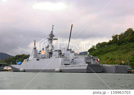 遊覧船から見えた停泊中の護衛艦 139963703