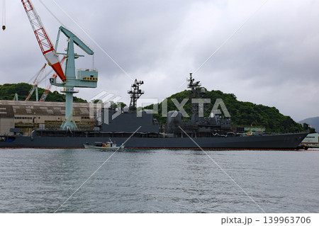 遊覧船から見えた修繕中の護衛艦 139963706