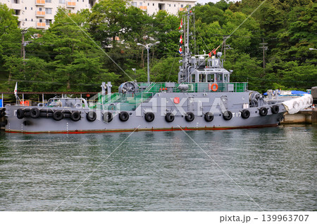 停泊する海上自衛隊のえい船 139963707