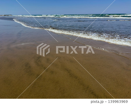 波音に包まれる初夏の浜辺 波音に包まれる初夏の浜辺 139963969