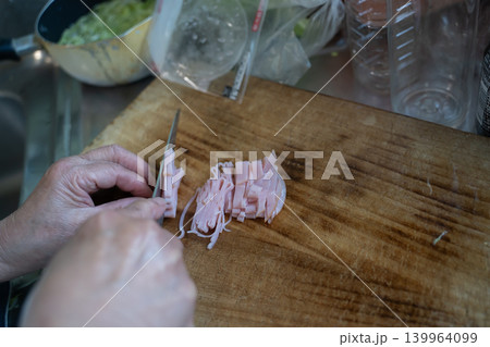 食材を切る高齢者の手元 食材を切る高齢者の手元 139964099