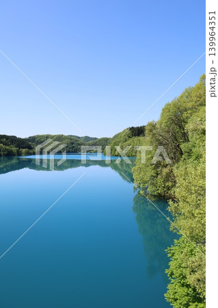 晴天で撮影した秋田県仙北市のコバルトブルーの秋扇湖2 139964351