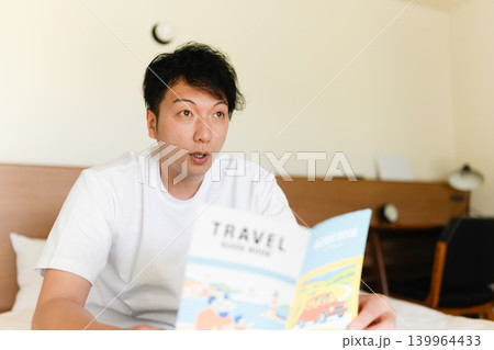 旅行ガイドブックを読む男性 旅行ガイドブックを読む男性 139964433