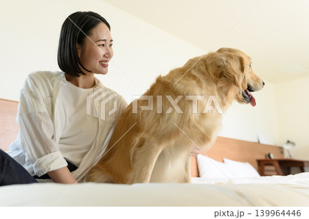 女性と犬のベッドでのひととき 女性と犬のベッドでのひととき 139964446