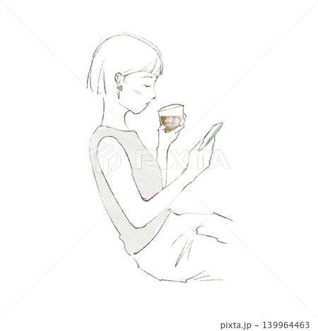 スマホを見ながらアイスコーヒーを飲む女性 スマホを見ながらアイスコーヒーを飲む女性 139964463