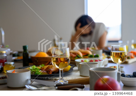 孤独な食事と悲しみ 孤独な食事と悲しみ 139964468