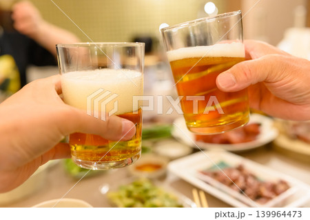 ビールで乾杯するシーン ビールで乾杯するシーン 139964473
