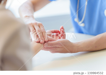 患者の脈拍を測定する医師 139964532
